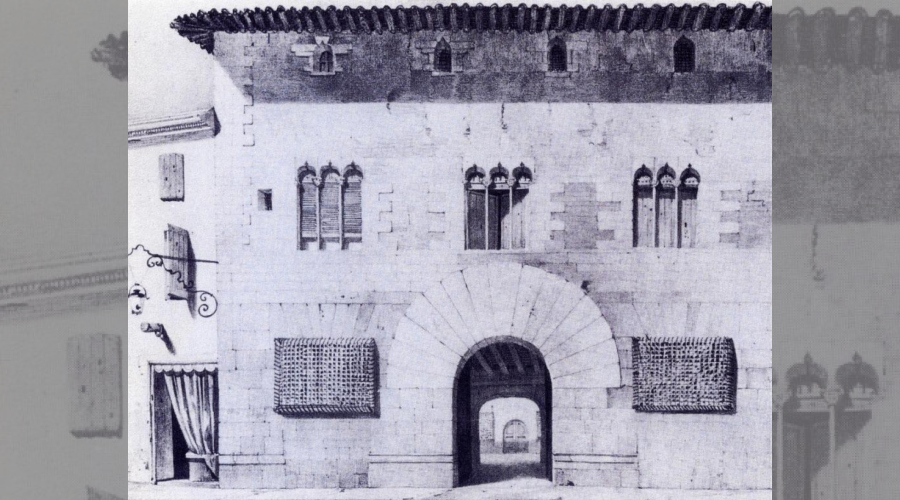 Entrée monumentale avec grand claveaux  et baies trigéminées à l'étage