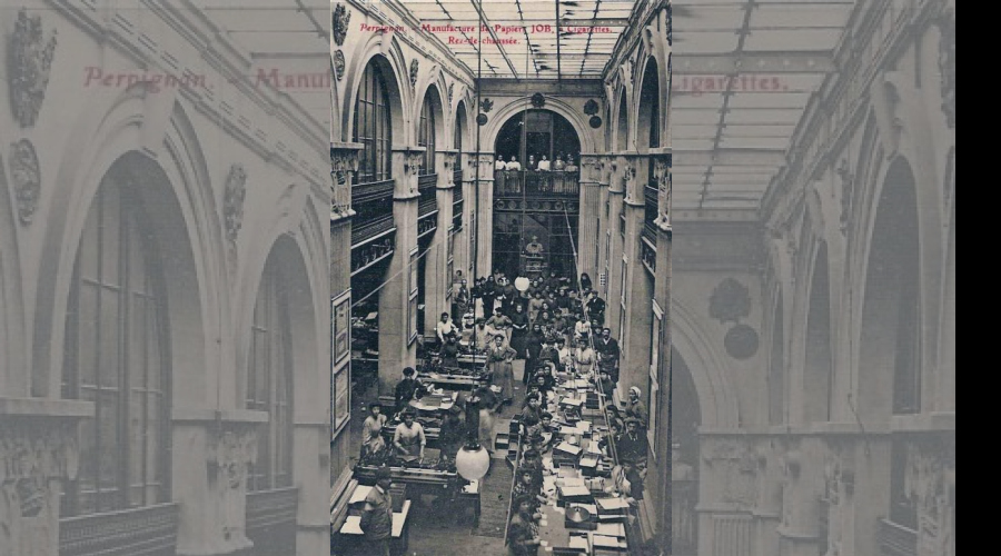 Photo:dans un grand hall ,avec colonnes et arcades, des ouvrières   travaillent sous le regard du buste de Joseph  BARDOU 