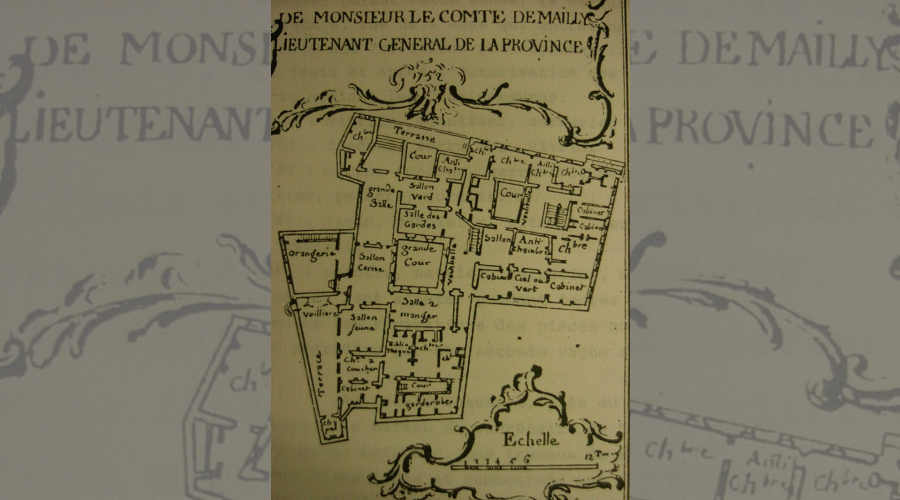 Plan de l'hôtel de Mailly:grand corps de batiment avaec 2 cours intérieures.