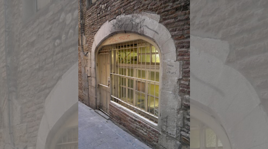 Entrée de la boutique avec son arcature et son étal  de pierre taillée