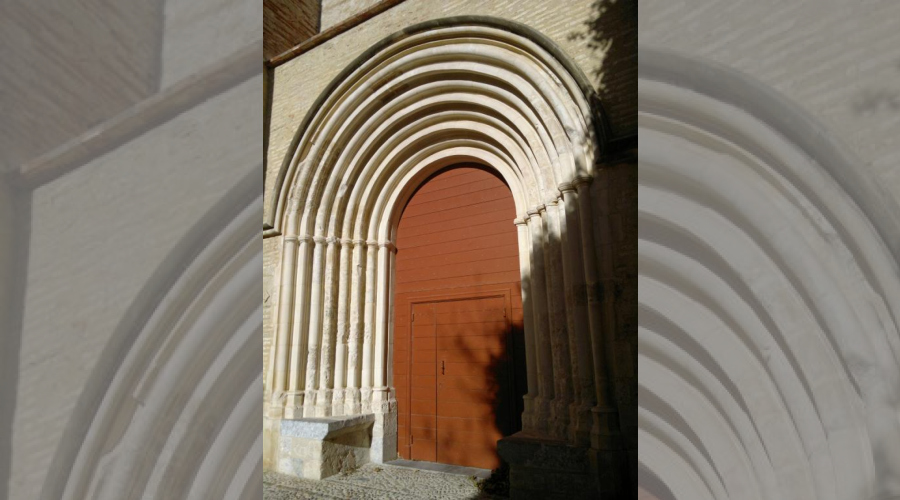Vue de la porte d'entrée de l'église du couvent: 8 demi colonnes et tores ornent cette entrée