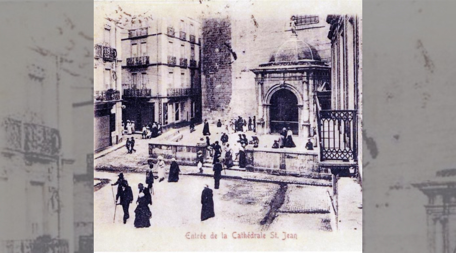 Ancien parvis de la Cathédrale:surélevé de 3 marches par rapport à la place il comportait aussi 2 statues