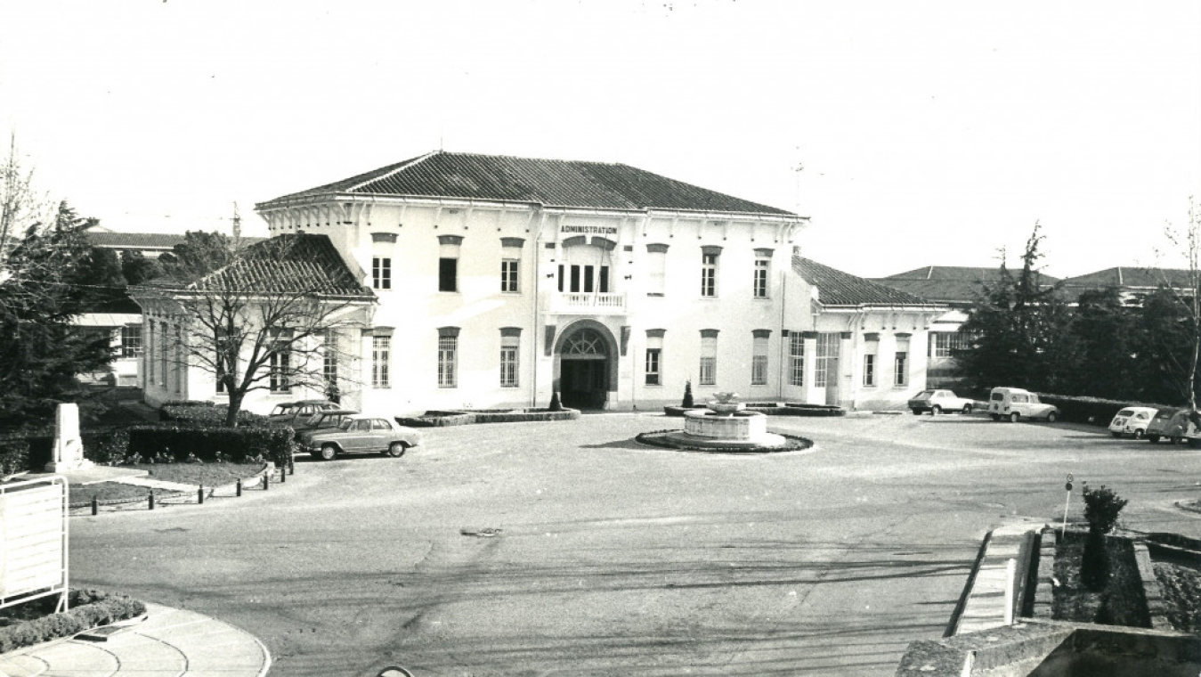 La fontaine de l’hôpital devant le pavillon de l’administration du Centre hospitalier maréchal Joffre, vers 1960, coll. CCC
