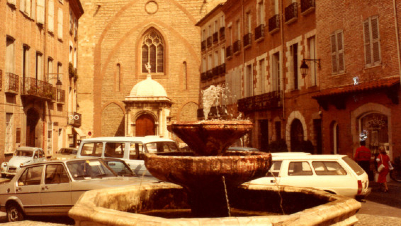 La fontaine sur la place Gambetta, vers 1980, AMCFP (service photo ville Perpignan)