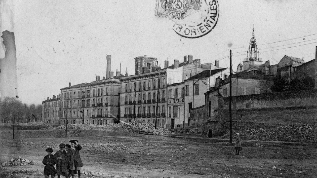 La Cité Bartissol en 1905, au moment de la démolition des remparts. coll. CCC