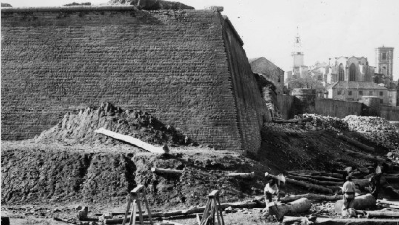Démolition des remparts, rue Montaigne. AVP