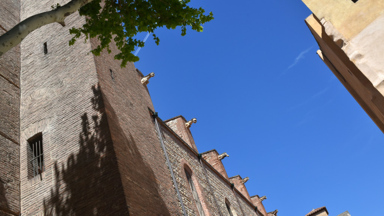 En cheminant le long de la Cathédrale sous le regard des gargouilles