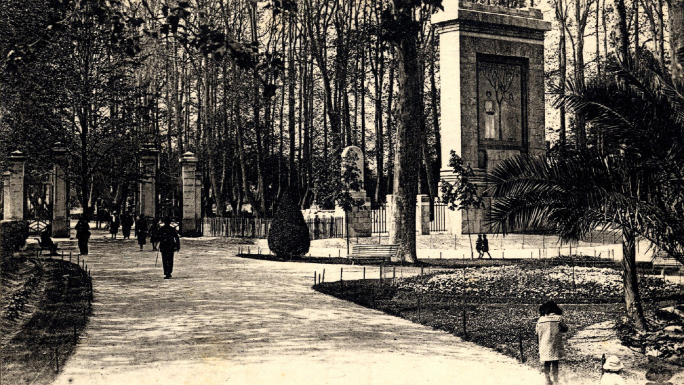 Le monument aux morts et entrée du square Perpignan (collection club cartophile catalan)