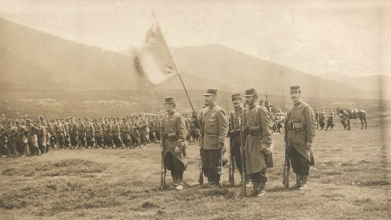 Garde au drapeau du 253ème RI. Porte-drapeau : lieutenant Lignères (Coll. Renaud Martinez)
