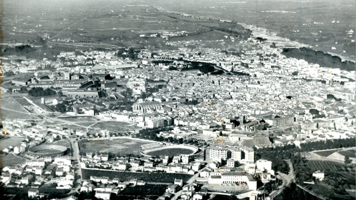 Le vélodrome occupait le terrain entre les HBM Saint-Jacques et le groupe scolaire Romain Rolland, sur le bd Anatole France.