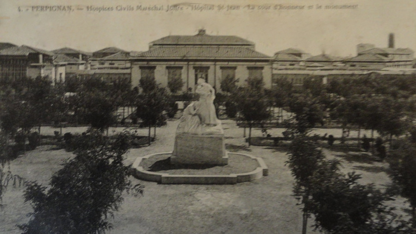 La cour d’honneur et le monument, coll. CCC