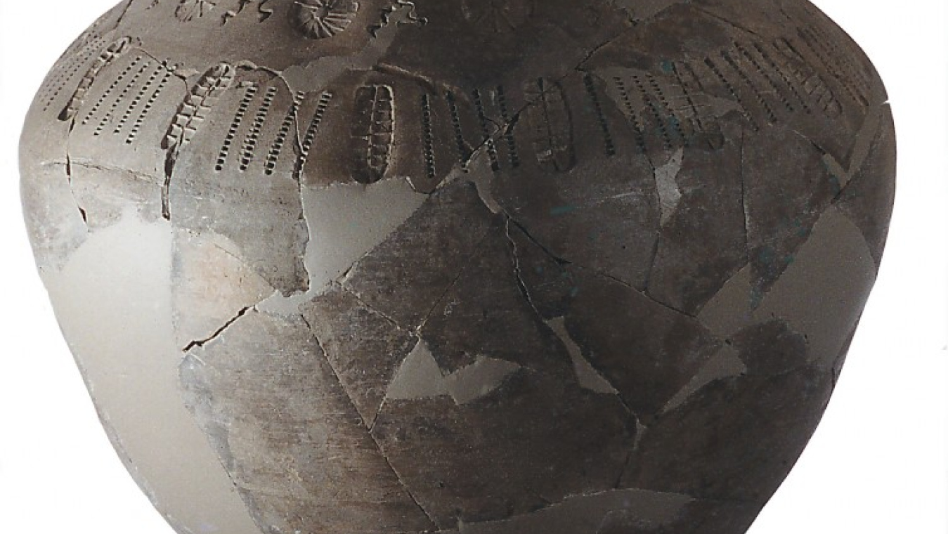 Urne en céramique grise roussillonnaise estampée