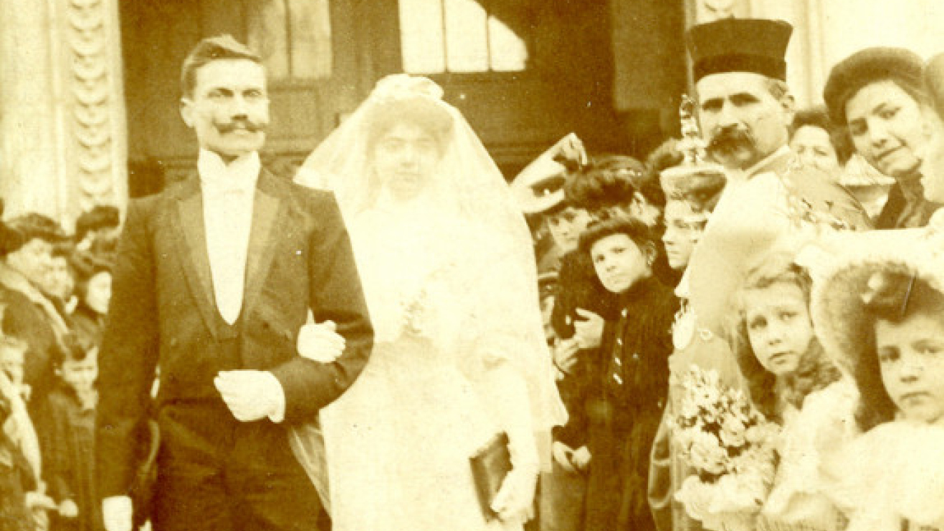 Mariés sortant de la cathédrale (1905-1906), Archives municipales Camille Fourquet, 9S2, Fonds Becquart