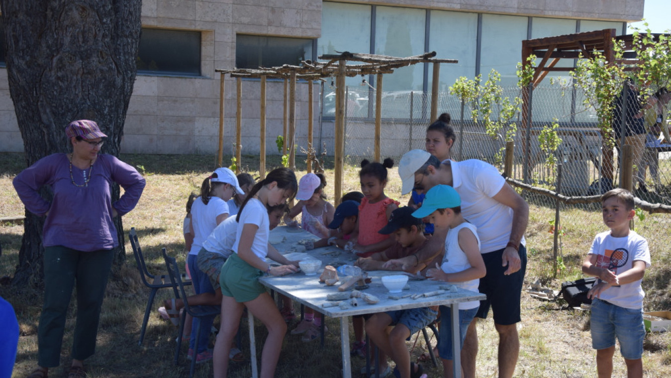 Atelier poterie - Non loin du four, de jeunes apprentis potiers (Animation du Patrimoine).