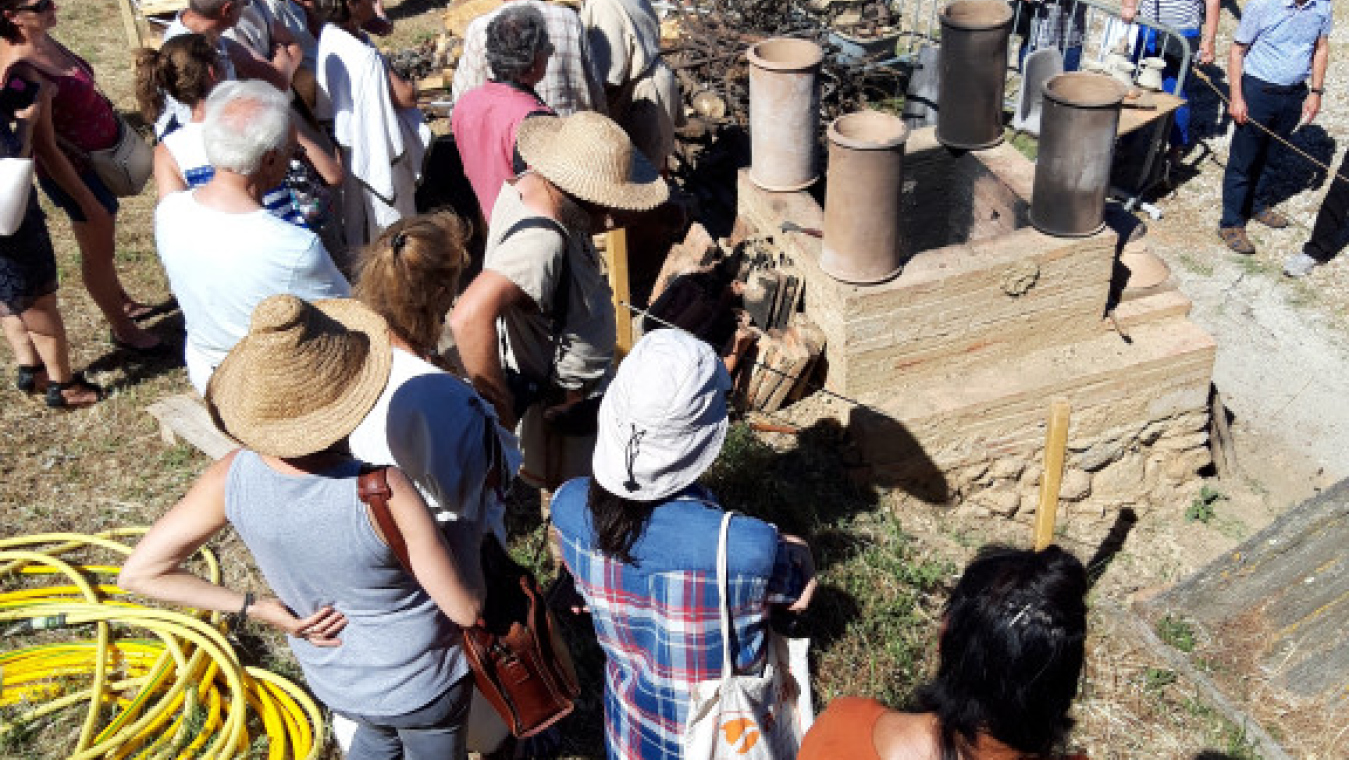 A chaque édition sa cuisson originale : cette année : défournage de quatre ruches antiques en terre cuite.
