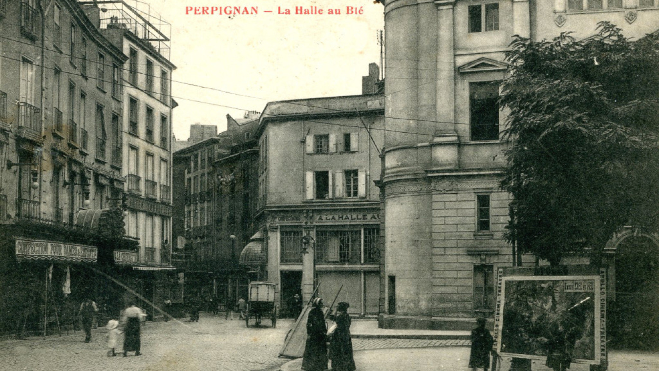 La Halle au Blé, grand magasin de vêtements situé rue de l’Argenterie, en face de la Bourse du Travail