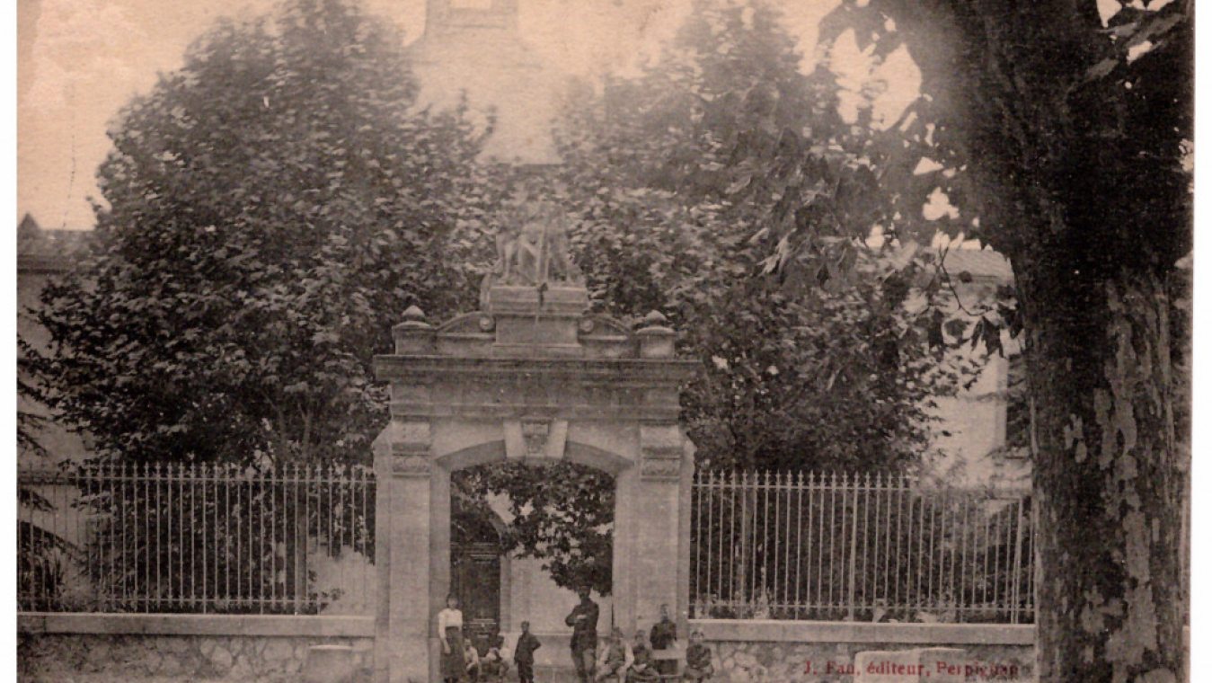 Orphelins devant le portail de la Miséricorde, début du XXe siècle, coll. CCC