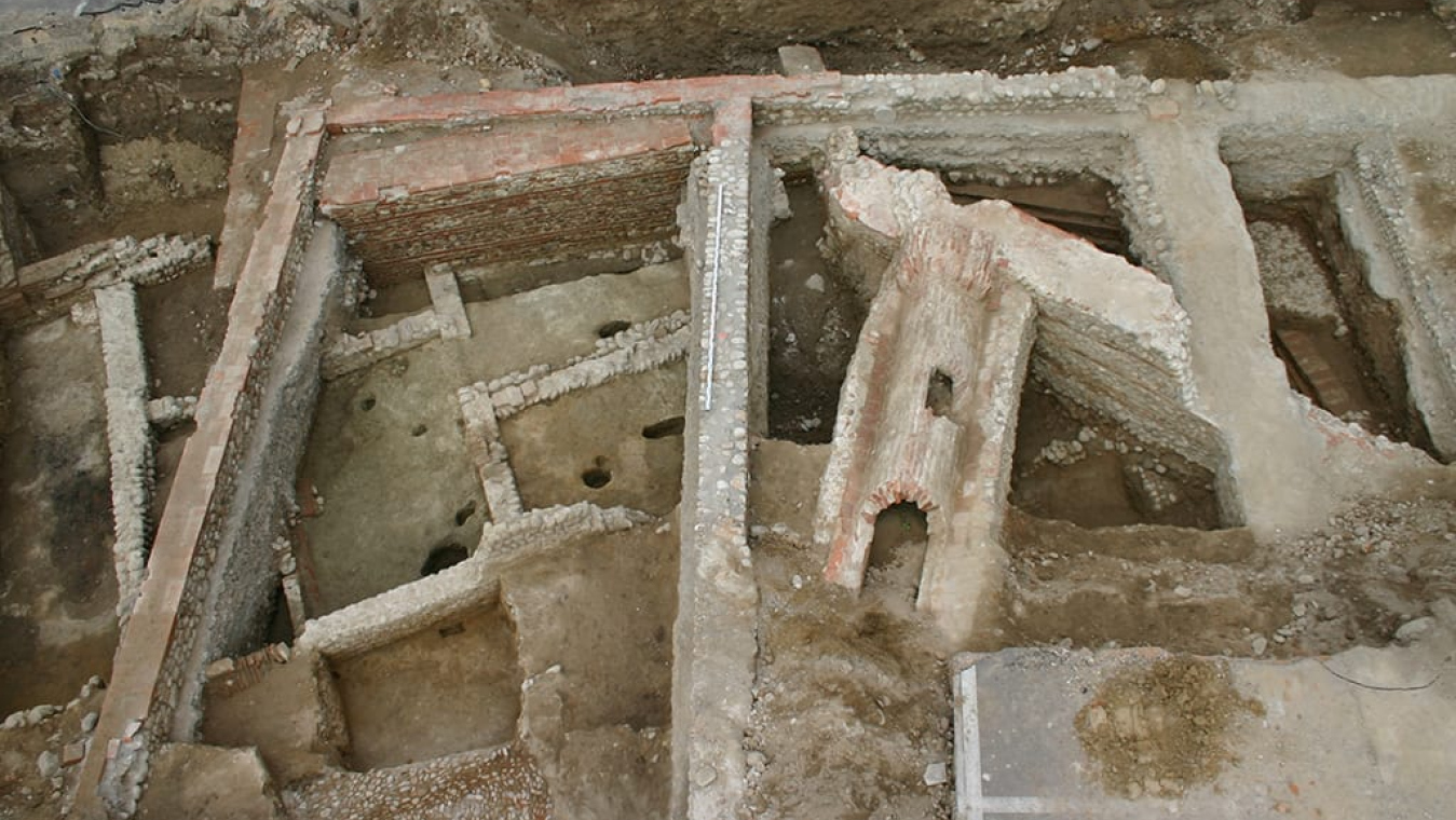 Vestiges des quartiers rasés lors de la construction de la citadelle
