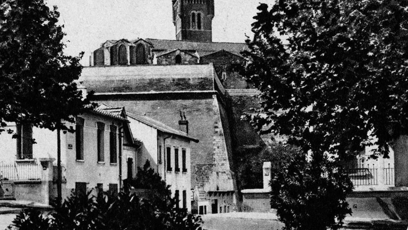Eglise Saint-Jacques avec un angle des remparts