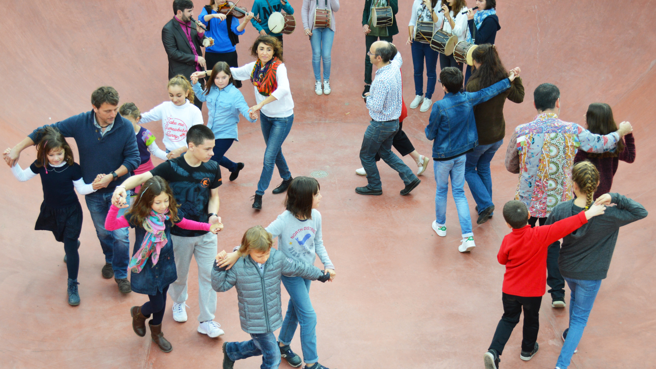 [ Bal Trad · En famille ] © CRR