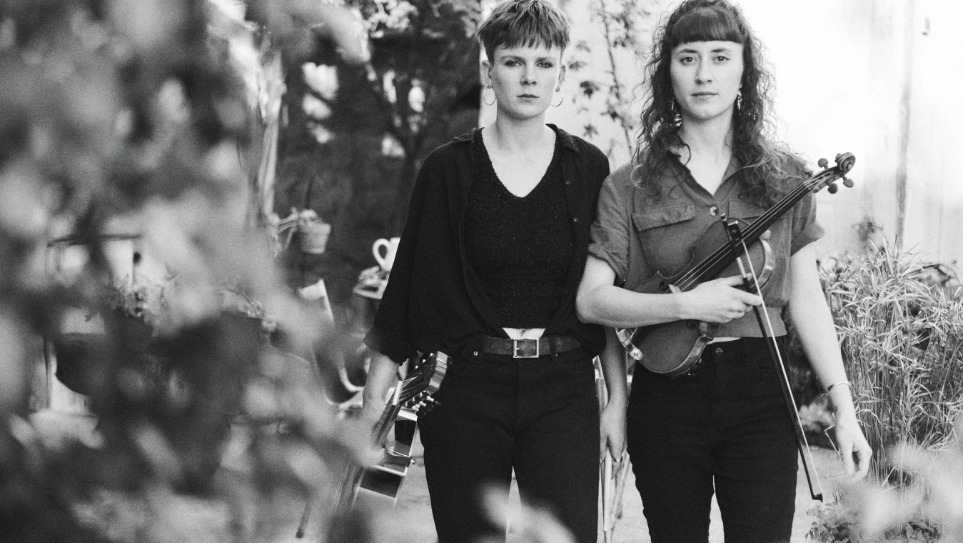 DUO SOLLÙNA • MAÏA AUBERT, chant, guitares, curdo INES MORIN, chant, violon © O. Yoan