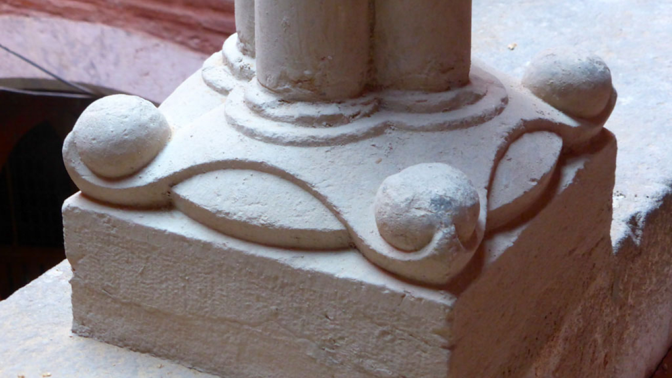 Base d'une colonne de la galerie du premier étage