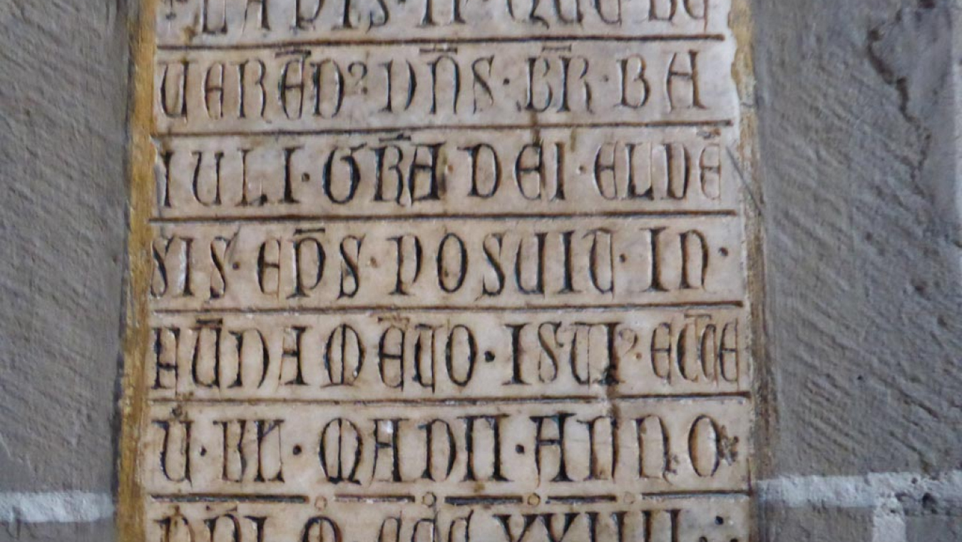 Une des deux premières pierres, posée par l'évêque d'Elne Bérenger Batlle, en 1324