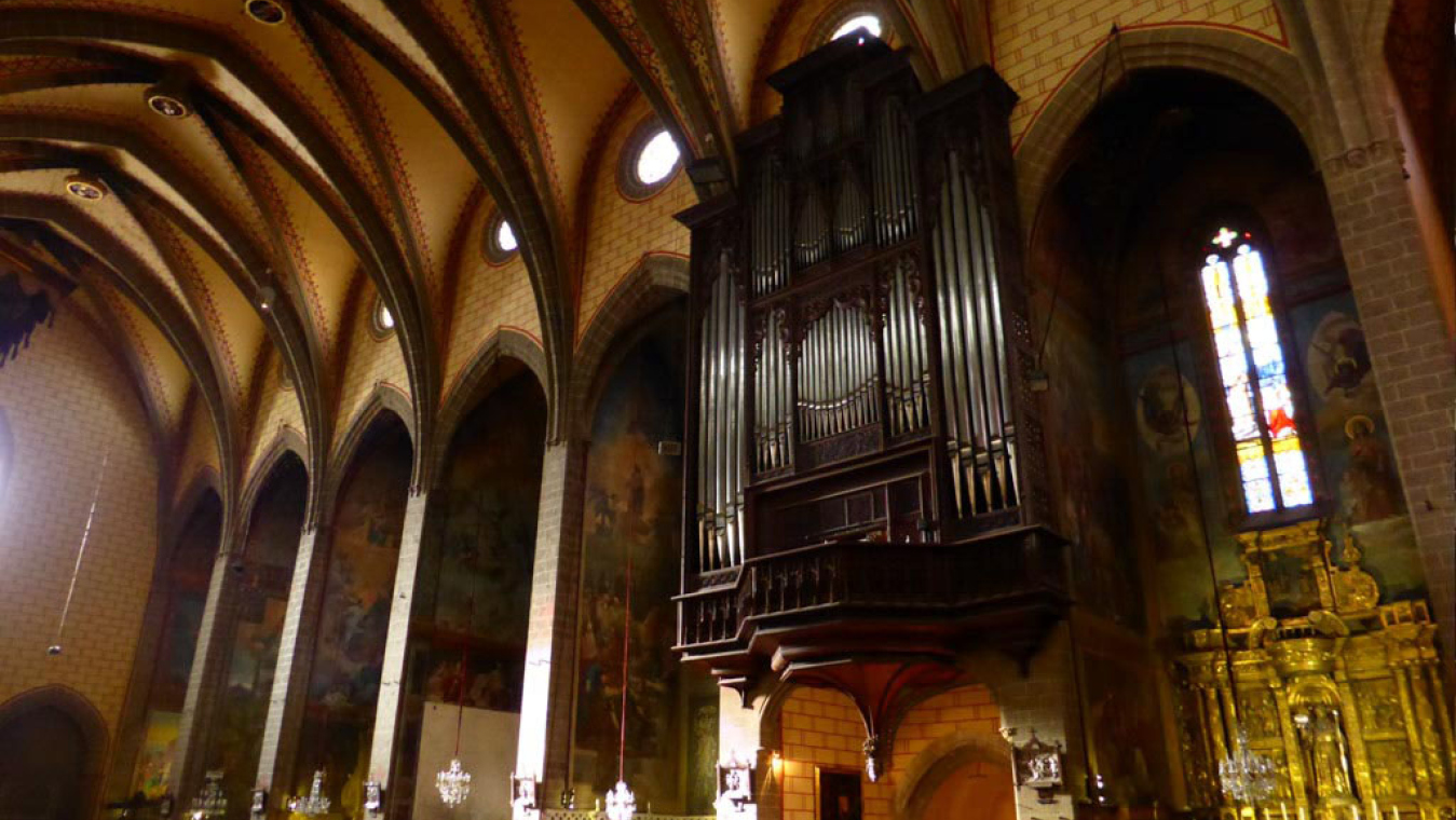Nef unique à chapelles latérales, oculi et voûtes sur croisées d'ogives.