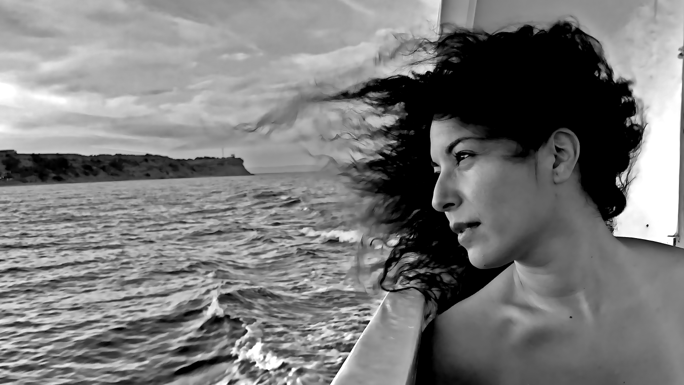 SARAH DAKHLAOUI voix, shruti-box, oud, bendir, awichan © M.El-Baidouri