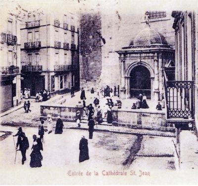 Ancien parvis de la Cathédrale:surélevé de 3 marches par rapport à la place il comportait aussi 2 statues