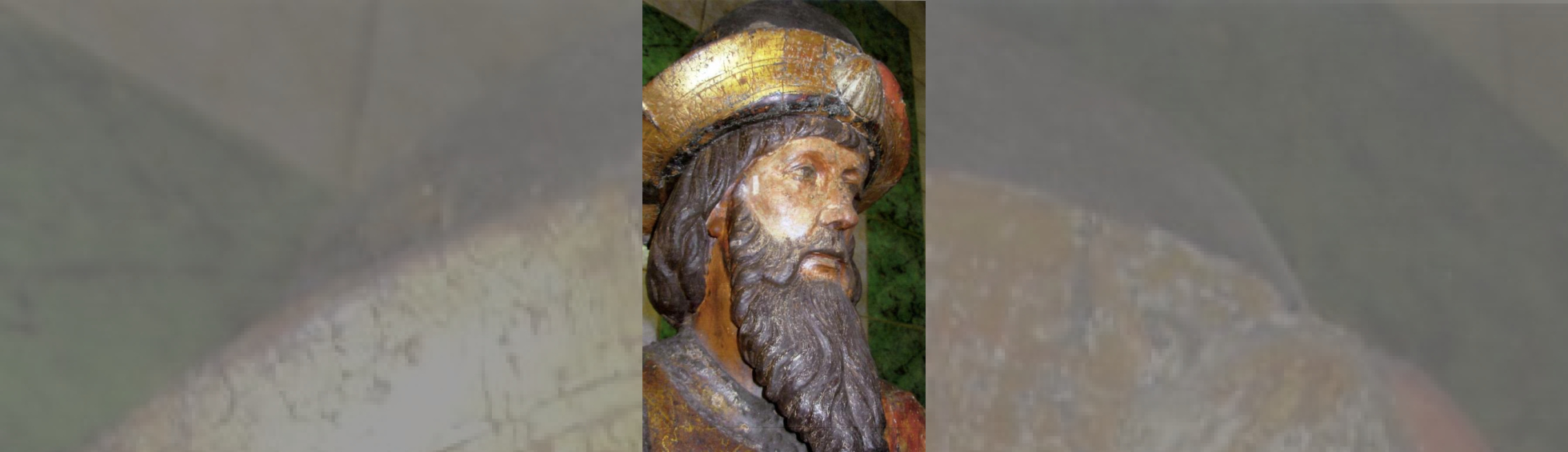 Statue en bois polychrome de Saint Jacques barbu avec une coquille Saint Jacque susr son chapeau