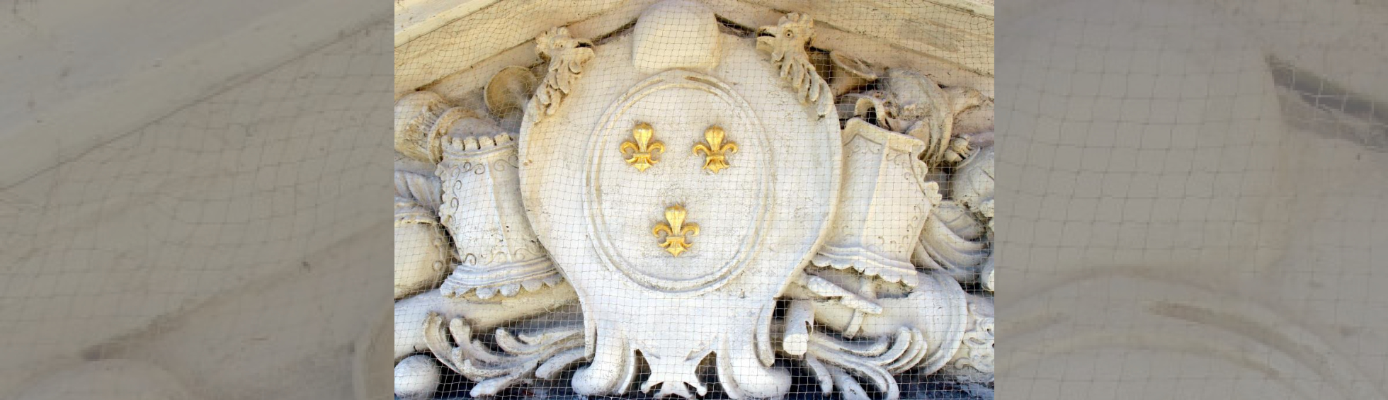 Les 3 fleurs de lis dorées de l'écusson placé au centre du fronton triagulaire ont été replacées.