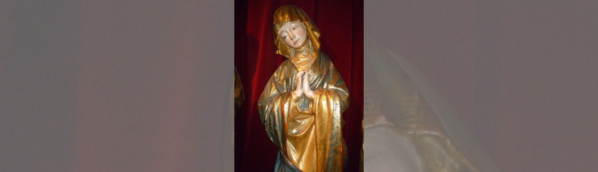 Statue en bois doré :personnage féminin veillant la dépouille du christ