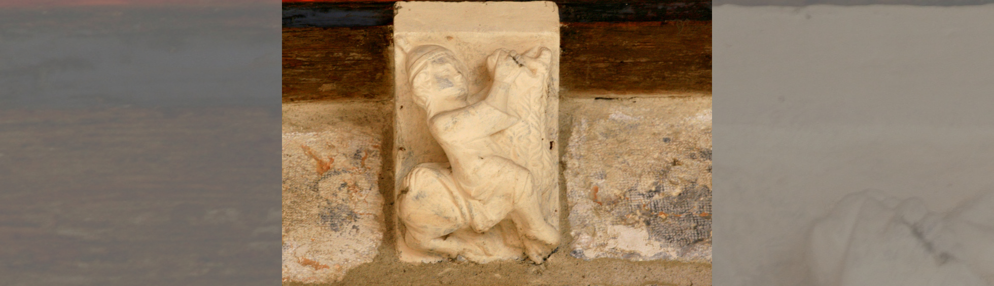 Sculpture d'un cavalier sur un chameau