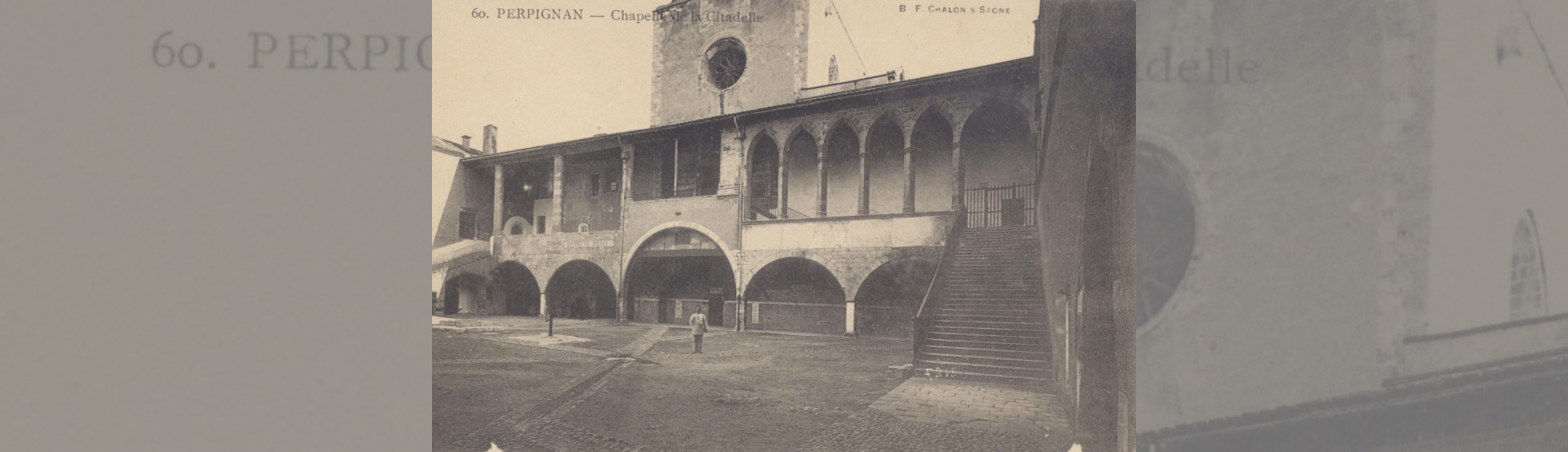les galeries intérieures avec arc en ogive  à droite et ouvertures rectangulaires à gauche; 2 grands escaliers latéraux