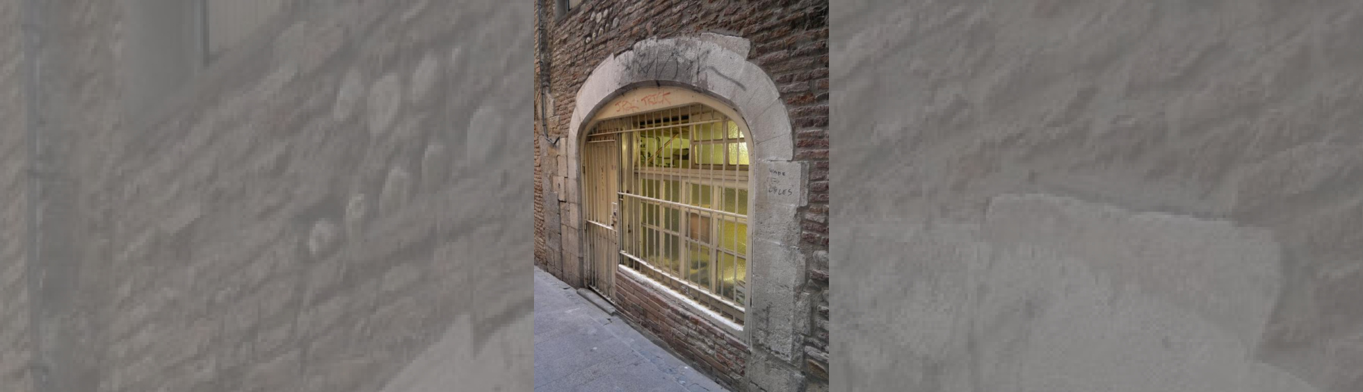 Entrée de la boutique avec son arcature et son étal  de pierre taillée