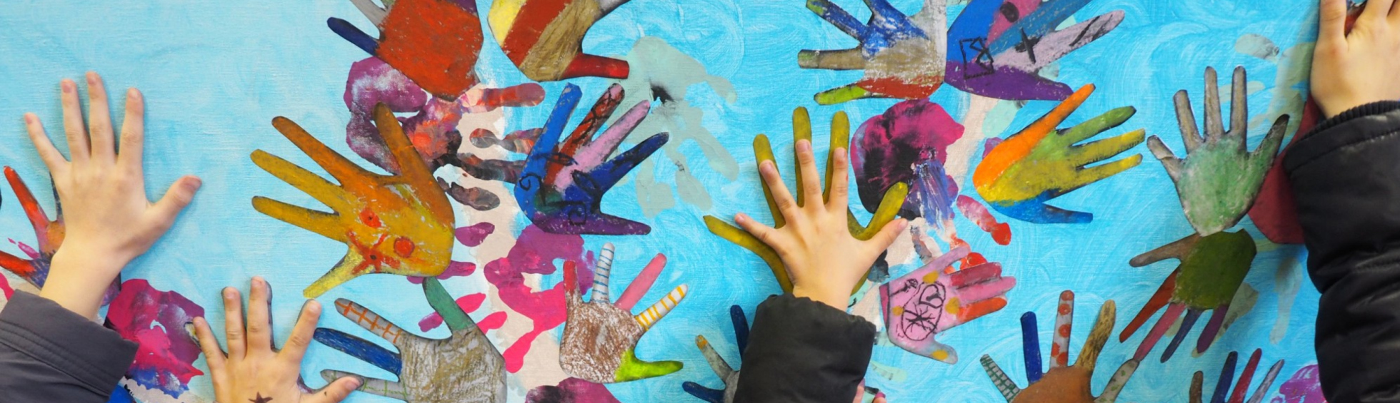 Peinture murale représentant des mains