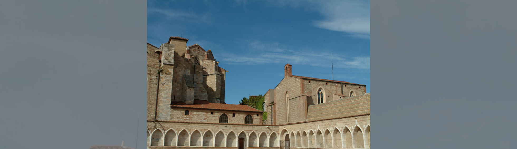 Photo des enfeux et de la chapelle servant aux cérémonies funéraires.