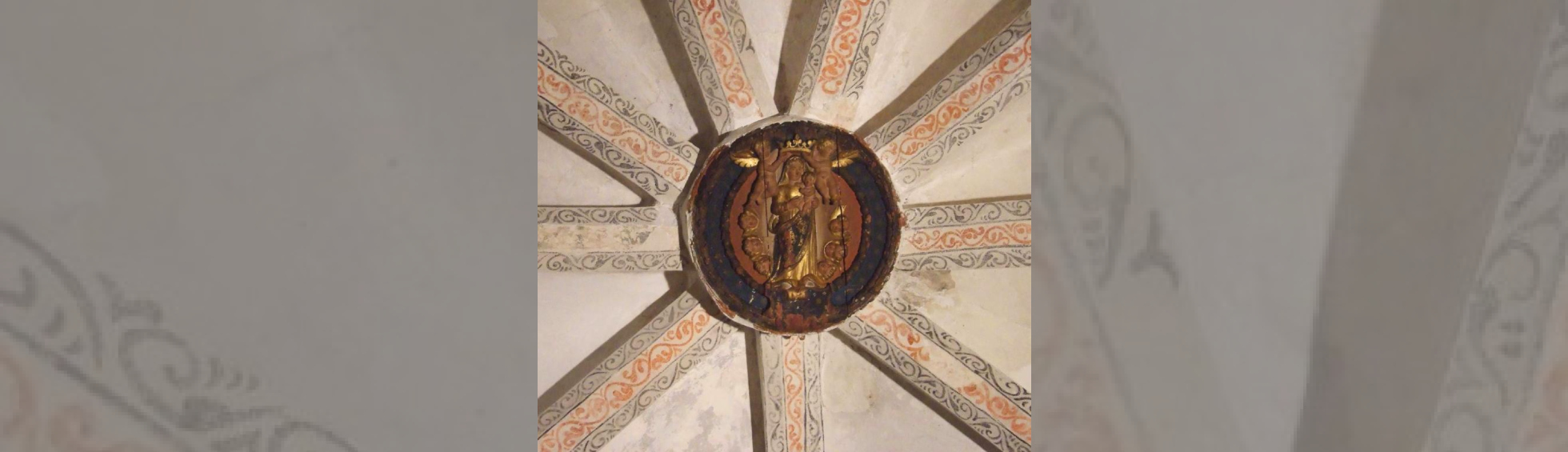 Clef de voûte de l'église conventuelle :vierge dorée tenant Jesus dans les bras, 2anges la couronne