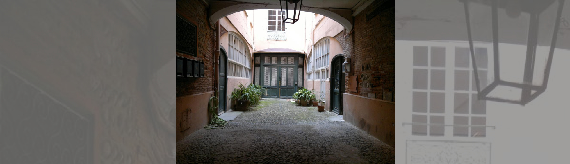 Entrée et cour intérieure permettant de rentrer les voitures , sol en petits galets de rivière