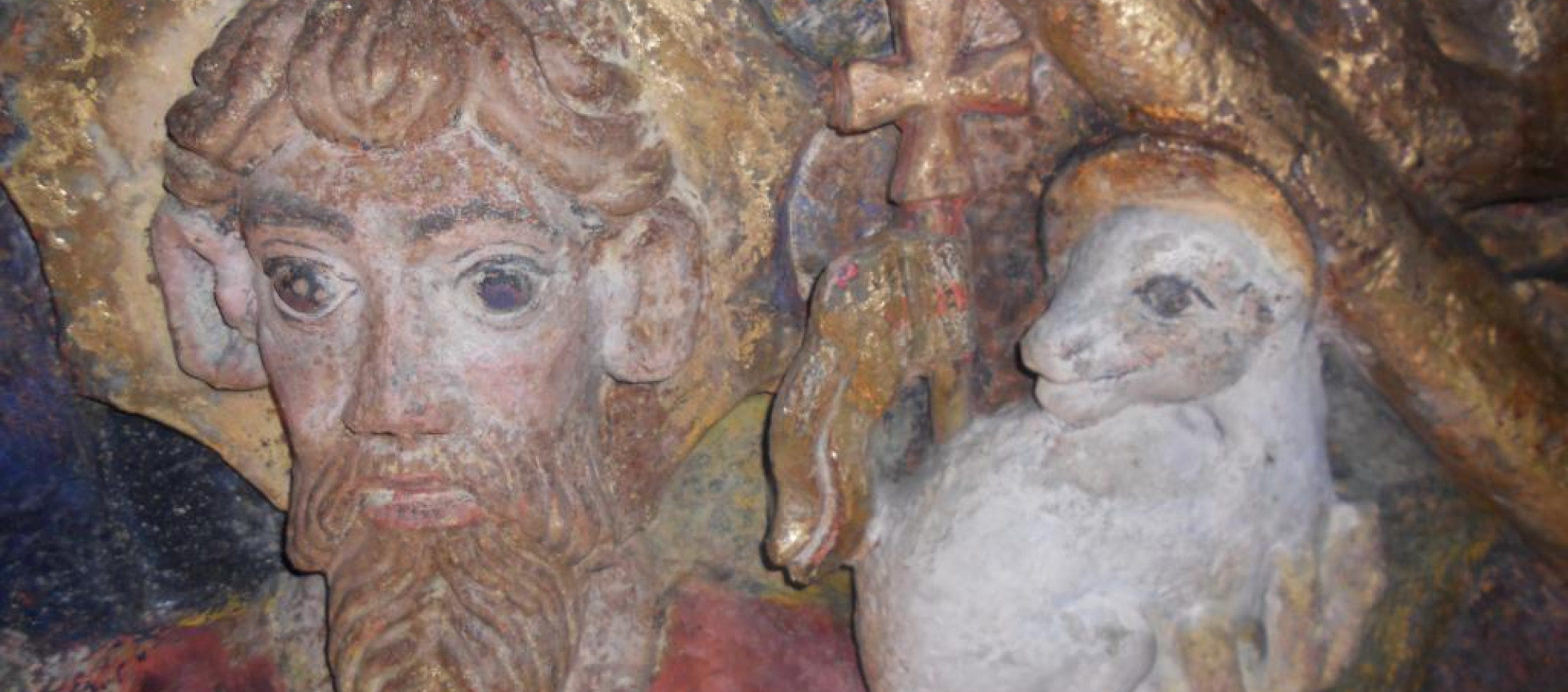 Détail d'une clé de voûte sculptée:tête de saint Jacques portant l'agneau dans sa main gauche