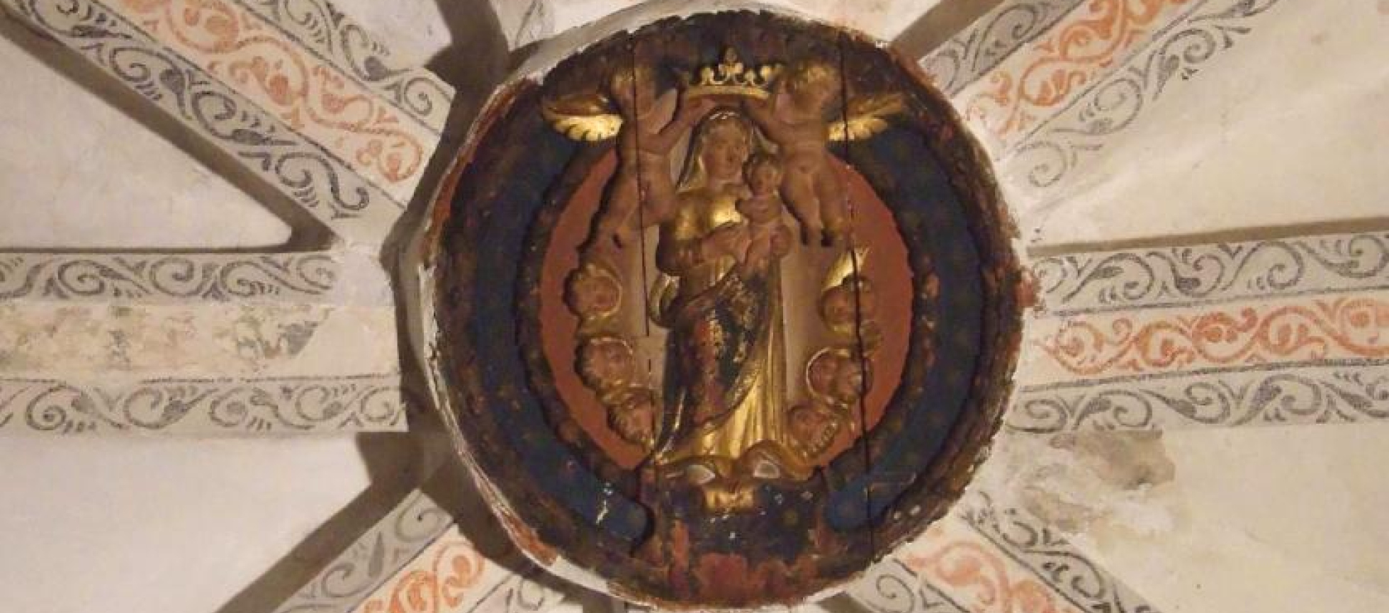 Clef de voûte de l'église conventuelle :vierge dorée tenant Jesus dans les bras, 2anges la couronne