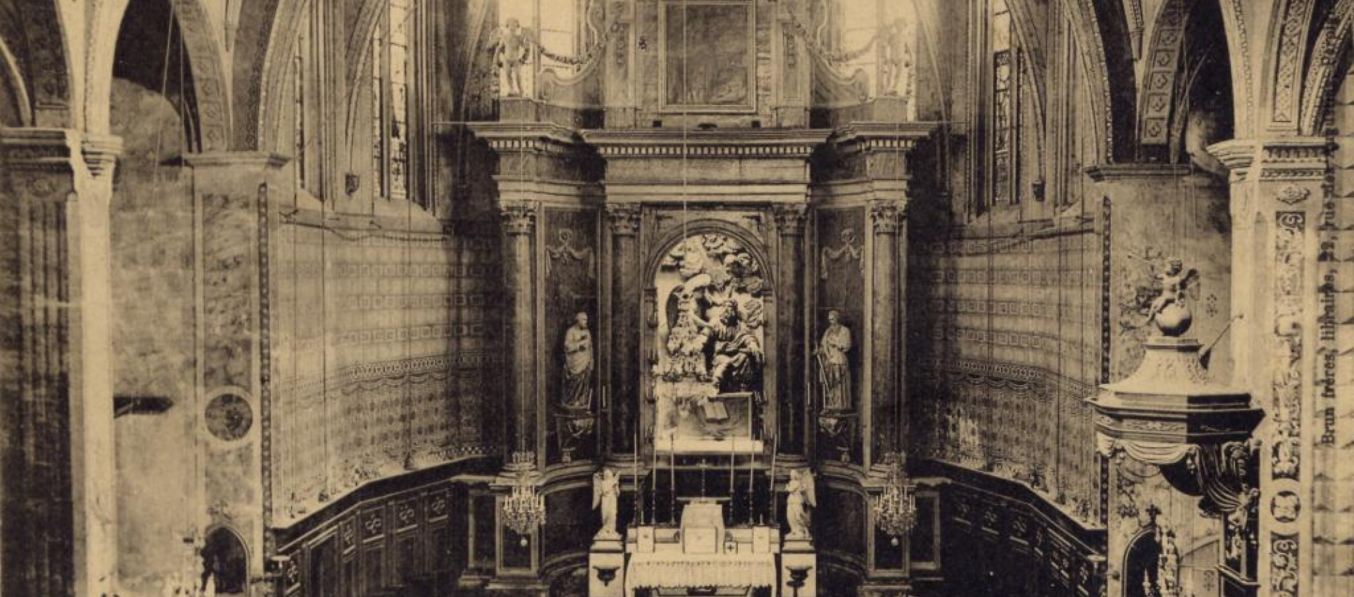 Vue interieure du chevet de l'église:autel , retable, 