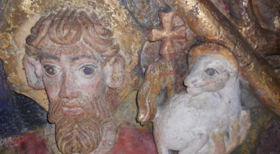 Détail d'une clé de voûte sculptée:tête de saint Jacques portant l'agneau dans sa main gauche