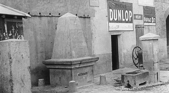 Borne pyramidale  adossée à une maison détruite depuis .